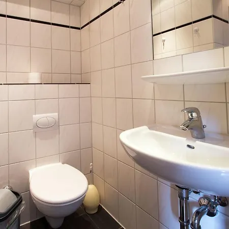 別荘 Spacious Holiday Home In Hirschrott Near Lake