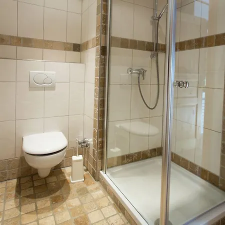 Spacious Holiday Home In Hirschrott Near Lake ジンメラート