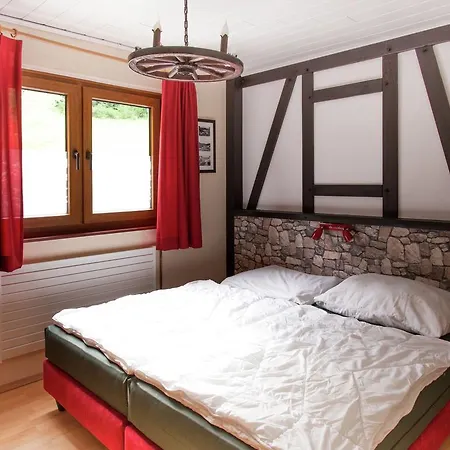 Spacious Holiday Home In Hirschrott Near Lake ジンメラート